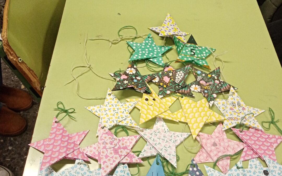 Haciendo estrellas navideñas
