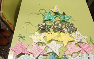 Haciendo estrellas navideñas