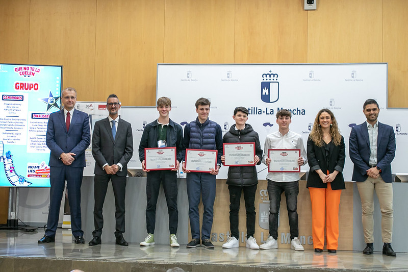 Dos premios para 1º Bachillerato en el concurso «Que no te la cuelen» organizado por la Consejería de Transformación digital