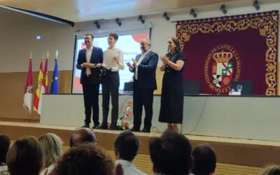 Ricardo Moreno Palomero, nuestro alumno del Bachillerato Internacional, recibe un reconocimiento de la UCLM por su excelencia académica.